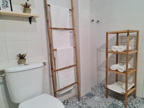 コルドバにあるLa Orquídea de Córdobaのバスルーム(トイレ付)、棚(タオル付)