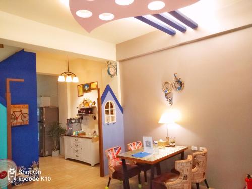 a living room with a table and a dining room at Harbourview in Taitung City