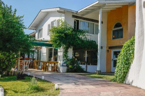 Casa con porche y patio en África Posada en Pinamar