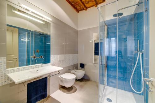 e bagno con servizi igienici, lavandino e doccia. di Palazzo Mannaioni Suites a Firenze