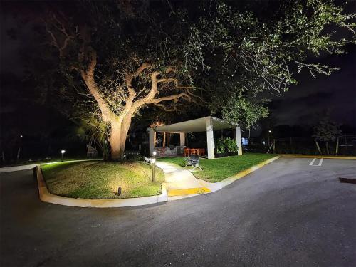 Gambar di galeri bagi Lux place and cozy 3Beds 2Rooms enjoy life in WPB Gym, EV Station Nearby the downtown and beaches di West Palm Beach