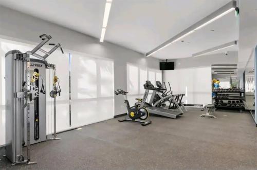 Pusat kecergasan dan/atau kemudahan kecergasan di Lux place and cozy 3Beds 2Rooms enjoy life in WPB Gym, EV Station Nearby the downtown and beaches