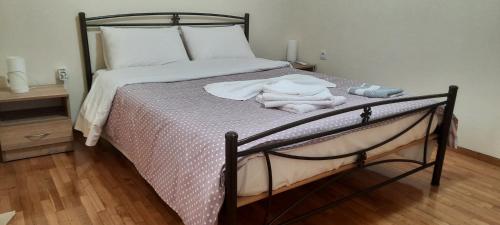 Livia's Room To Ampelokipi metro Airport line