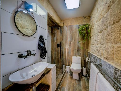 Ванная комната в Roam Gozo - The Bunker - Stunning 1 Bed Farmhouse Condo - Rare Find!