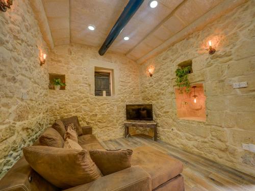 Гостиная зона в Roam Gozo - The Bunker - Stunning 1 Bed Farmhouse Condo - Rare Find!