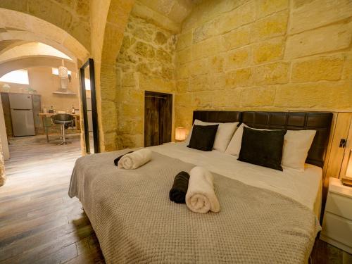 Кровать или кровати в номере Roam Gozo - The Bunker - Stunning 1 Bed Farmhouse Condo - Rare Find!