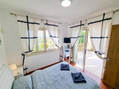 sypialnia z łóżkiem i dużym oknem w obiekcie Sunnyside Pool Villa w Ajia Napa