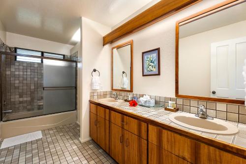 baño con lavabo y espejo grande en Kanaloa At Kona 1606, en Kailua-Kona
