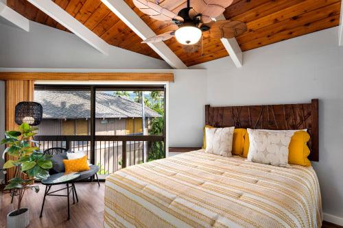 1 dormitorio con 1 cama y ventilador de techo en Kanaloa At Kona 1606, en Kailua-Kona