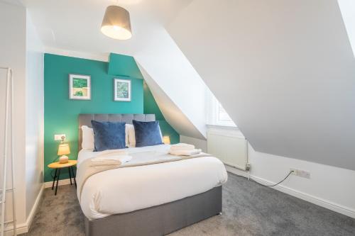 1 dormitorio con 1 cama con paredes azules y verdes en Milton House Private Room 7 in Cambridge - Perfect for Contractors and Solo Traveler, en Cambridge