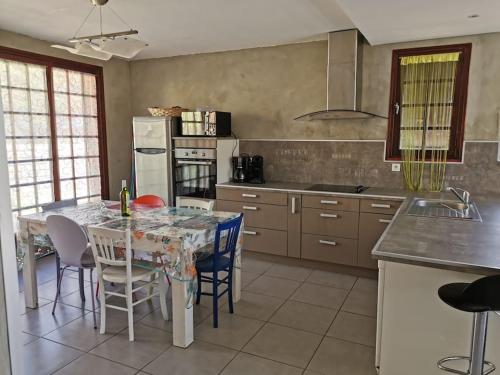 Η κουζίνα ή μικρή κουζίνα στο villa plain pied 4 chambres à 100m de la plage