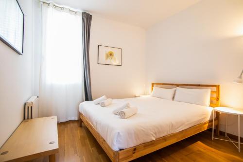 1 dormitorio con 1 cama con 2 toallas en 31TILB1041 Magnific Apartment in Villa Olímpica en Barcelona