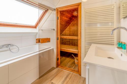 Un baño con ducha, lavabo e inodoro. en Villapark Kamperfoelie 81, en De Koog