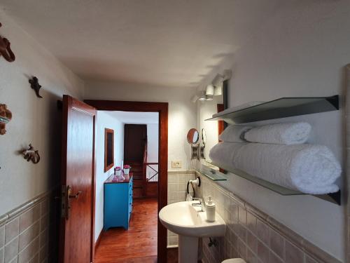 A bathroom at Lanzarote Casa azul
