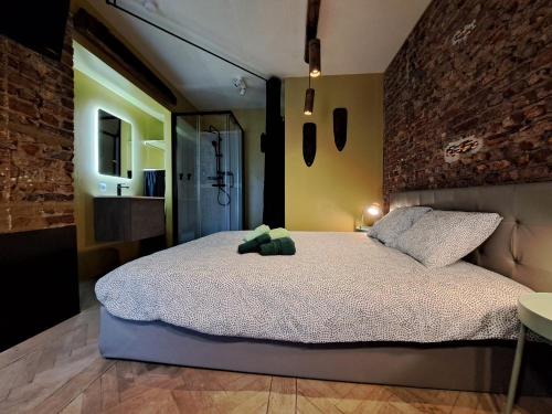 Un dormitorio con una cama con un osito de peluche. en Le 23 - La Roche-en-Ardenne, en La-Roche-en-Ardenne