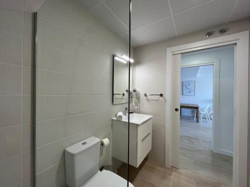 biała łazienka z toaletą i umywalką w obiekcie Apartamento Horta de Santa Maria 2 w mieście Cambrils
