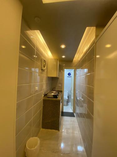 ein Bad mit einem Waschbecken und einem WC in einem Zimmer in der Unterkunft استديو in Madinat as-Sadis min Uktubar