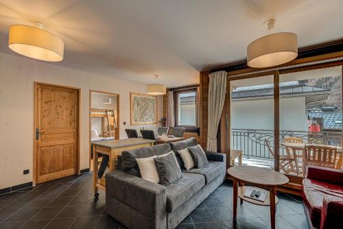 un salon avec un canapé et une table dans l'établissement APARTMENT LE PARADIS 2 - ALPES TRAVEL - CENTRAL CHAMONIX (sleeps4-5), à Chamonix-Mont-Blanc