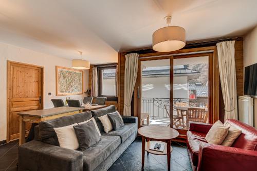 un salon avec un canapé et une table dans l'établissement APARTMENT LE PARADIS 2 - ALPES TRAVEL - CENTRAL CHAMONIX (sleeps4-5), à Chamonix-Mont-Blanc