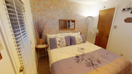 En eller flere senge i et værelse på Grandview #11 Townhouse With High Speed Wifi