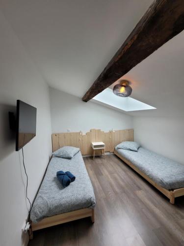 En eller flere senger på et rom på Duplex cosy & lumineux en plein centre bourg