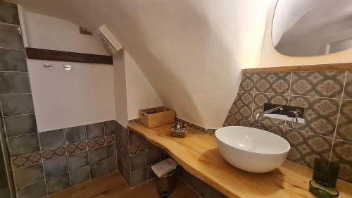 uma casa de banho com um lavatório branco num balcão de madeira em Federico II - Rooms and Breakfast em Borgio Verezzi