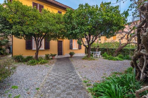 a house with a garden and a pathway at Il Verde nel Blu in Monterosso al Mare