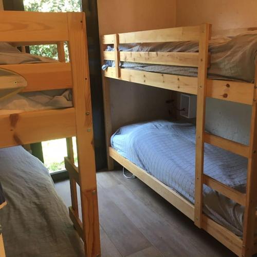 - une chambre avec deux lits superposés et un lit dans l'établissement Magnifique villa avec jardin clos à 5 min des plages à pied, à Dolus-d'Oléron