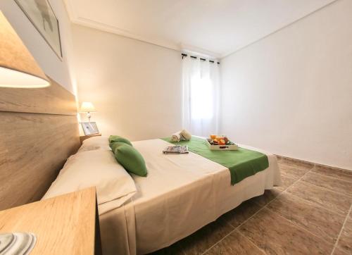 ラ・ピネーダにあるAlea Rentals - Vikingのベッドルーム1室(大型ベッド1台、緑の枕付)