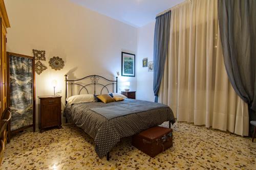 a bedroom with a bed in a room at Casa Giorgiana in Buonconvento