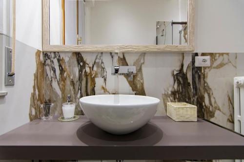 a bathroom with a bowl sink on a counter at Casa Giorgiana in Buonconvento