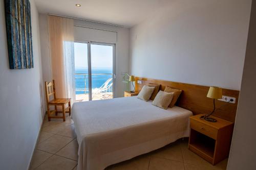 Postel nebo postele na pokoji v ubytování La Perla Villa en Canyelles, con vistas al mar