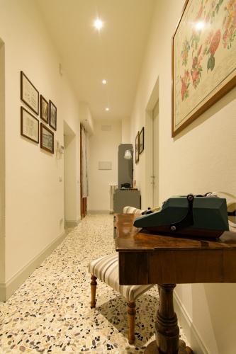 a living room with a table and a hallway at Casa Giorgiana in Buonconvento