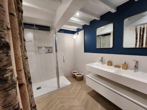 een badkamer met 2 wastafels en een douche bij Appart'Hôtel Blois vue Château in Blois