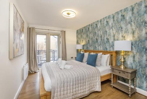 ein Schlafzimmer mit einem großen Bett und einem Fenster in der Unterkunft Dixon's Yard, Luxurious City Centre Apartment in York
