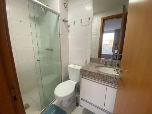 ein Badezimmer mit Toilette, Waschbecken und Dusche in der Unterkunft Apartamento Moderno no DF Plaza in Brasilia