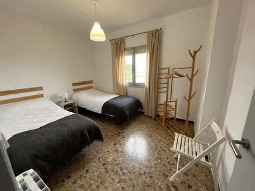 - une chambre avec 2 lits et une fenêtre dans l'établissement La casa de mamá, à Lorca