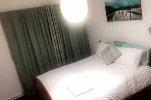 Cama ou camas em um quarto em Entire One Bedroom Apartment Near Stratford