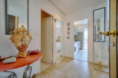 - un salon avec un vase sur une table en bois dans l'établissement Le Jak - 2 Pièces - Loggia - VCA, à Cannes