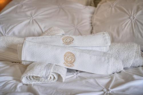 une paire de serviettes assises au-dessus d'un lit dans l'établissement Le Jak - 2 Pièces - Loggia - VCA, à Cannes