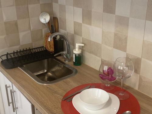 a kitchen counter with a sink and a plate and wine glasses at Habitaciones con baño y cocina privada in Valencia