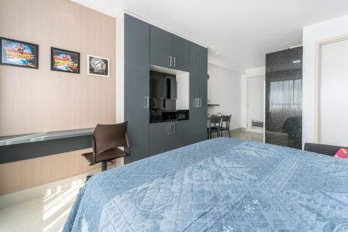 - une chambre avec un lit bleu dans l'établissement Beach Class Ilha do Leite by Easy Home, à Récife