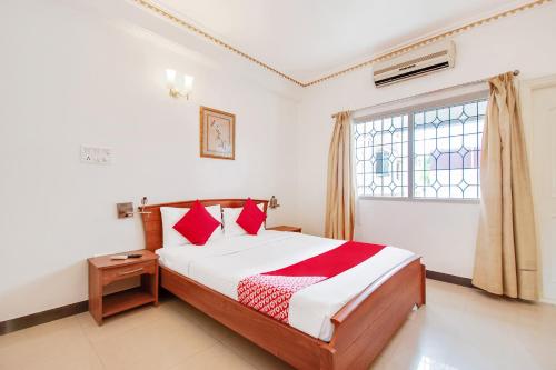 Ένα ή περισσότερα κρεβάτια σε δωμάτιο στο Super Hotel O Resida Elite Service Apartments Near Manipal hospital