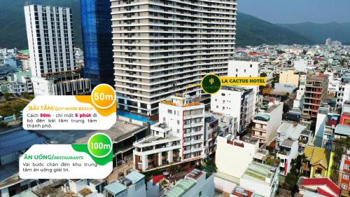 uma cidade com arranha-céus e edifícios em La Cactus Hotel 2 em Quy Nhon