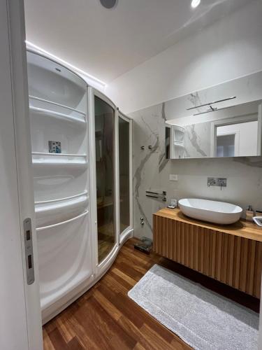 Baño blanco con lavabo y espejo en Platessa en Portovenere