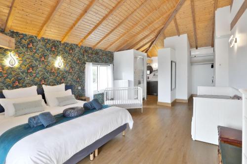 una camera da letto con un letto grande in una stanza di DOMAINE DE LA PORTE ad Agonac