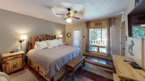 - une chambre avec un lit et un ventilateur de plafond dans l'établissement Grandview 9 Townhouse With Wifi, à Red River