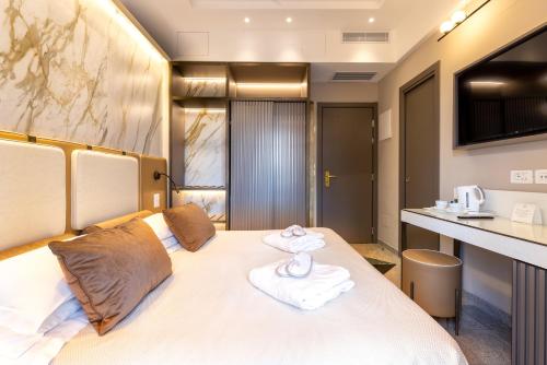 ein Hotelzimmer mit einem Bett mit Handtüchern darauf in der Unterkunft Hotel Feldberg in Riccione