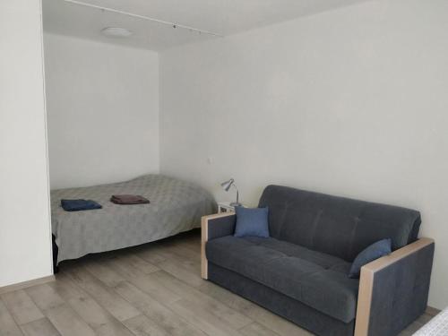 ein Wohnzimmer mit einem Sofa und einem Bett in der Unterkunft Savonlinna Holidays in Savonlinna