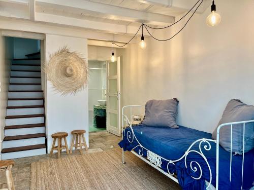 - une chambre avec un lit et deux tabourets dans l'établissement L'Atelier du Vieux Port avec Parking, à La Rochelle